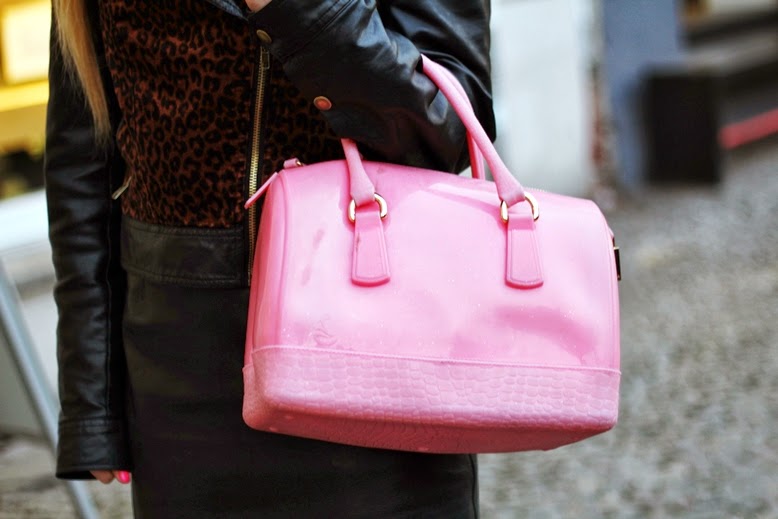 pisidia bag, pisidia Glam'n'Sweet bag, prada baroque sonnenbrille schwarz, Candy Bag "Glam'n'Sweet"Pisidia, pisidia barbie tasche, paris hilton bag pink, pinke silikon tasche, tussi tasche pink, barbie bag pisidia, neohappydays, neo happy days, style challenge adidas neo, adidas neo style challenge, mauerpark,wasserfeste stylishe handtasche , Frauen Biker-Jacke adidas neo, adidas neo Frauen Biker-Jacke, adidas neo frauen jeanshemd,